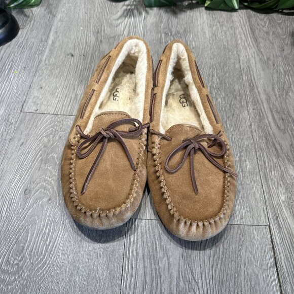 UGG Women's Dakota Suede Moccasin Slippers Chestnut Brown Size 5 1107949 - Picture 2 of 8